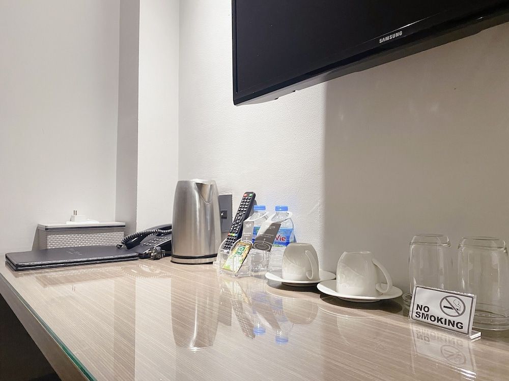 The Luxe Hotel Deluxe Twin with Window 9