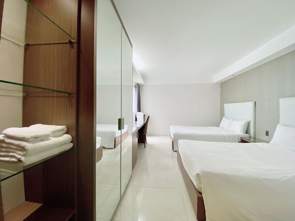 The Luxe Hotel Deluxe Twin with Window 4