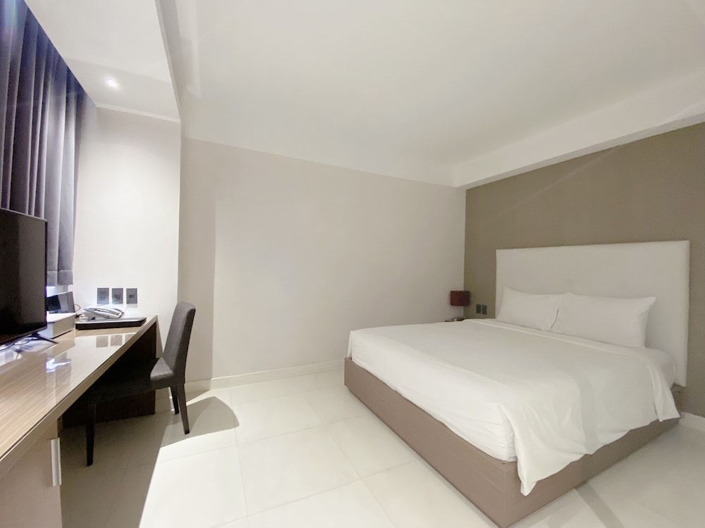 undefined The Luxe Hotel 2