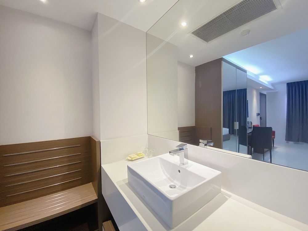 undefined The Luxe Hotel 9