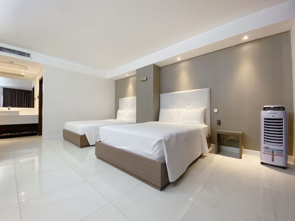 undefined The Luxe Hotel 5