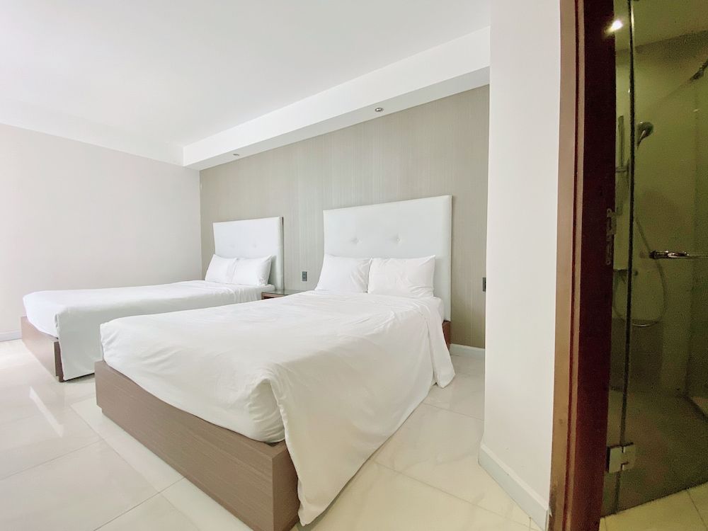 The Luxe Hotel Deluxe Twin with Window 2