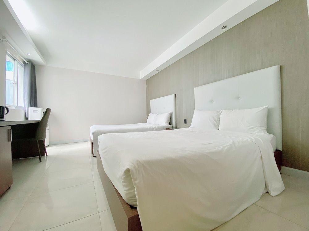 The Luxe Hotel Deluxe Twin with Window 3