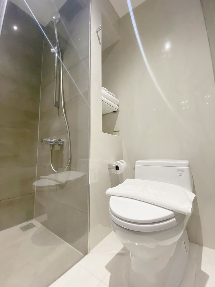 undefined The Luxe Hotel 10