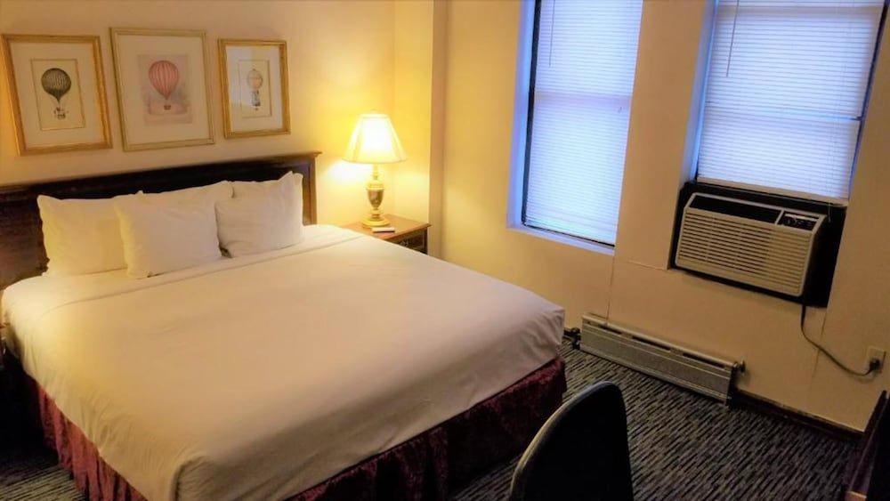 Night Hotel Broadway Bronze, 1 King Bed 2