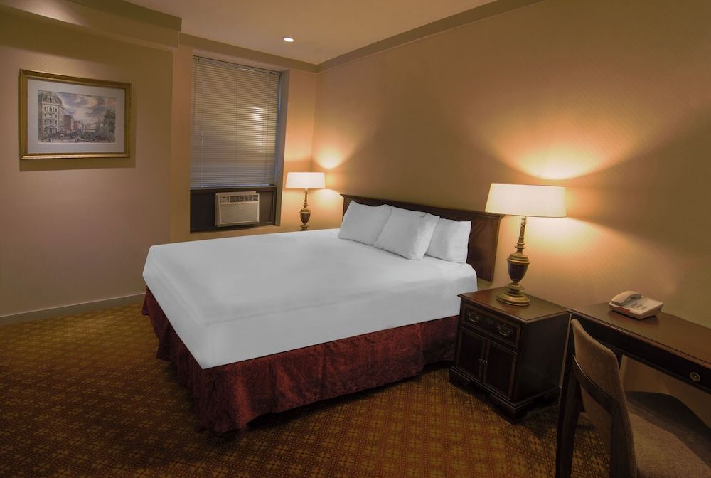 Night Hotel Broadway Bronze, 1 King Bed 4