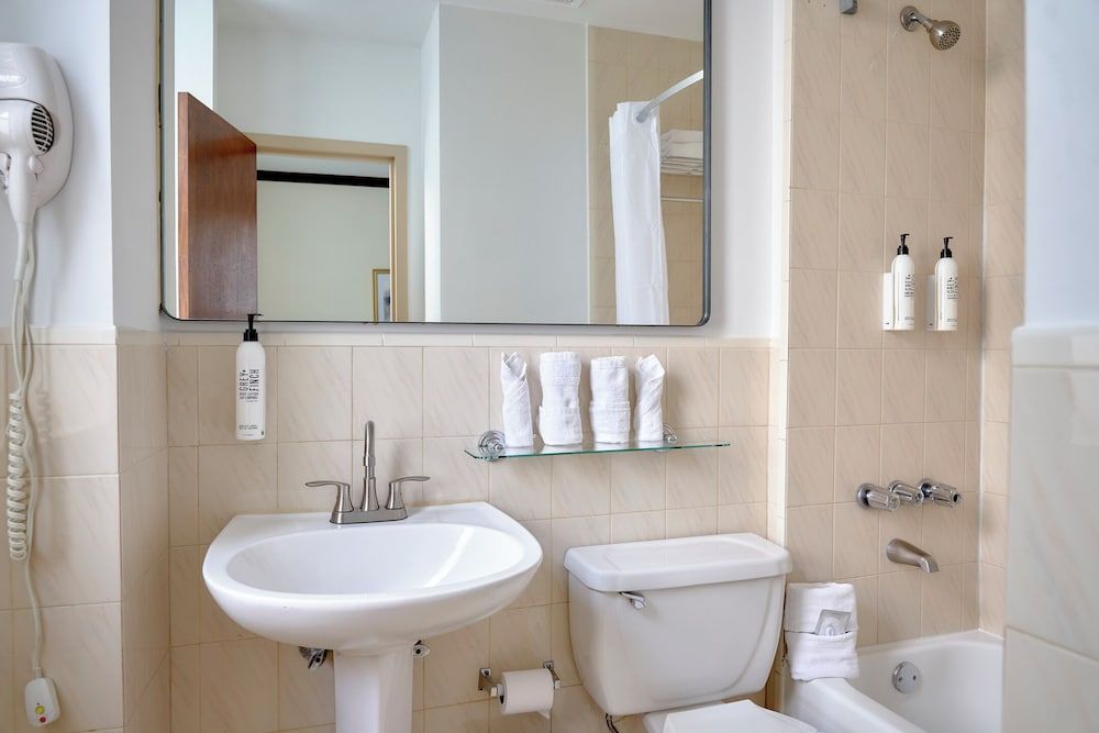 undefined Night Hotel Broadway 8