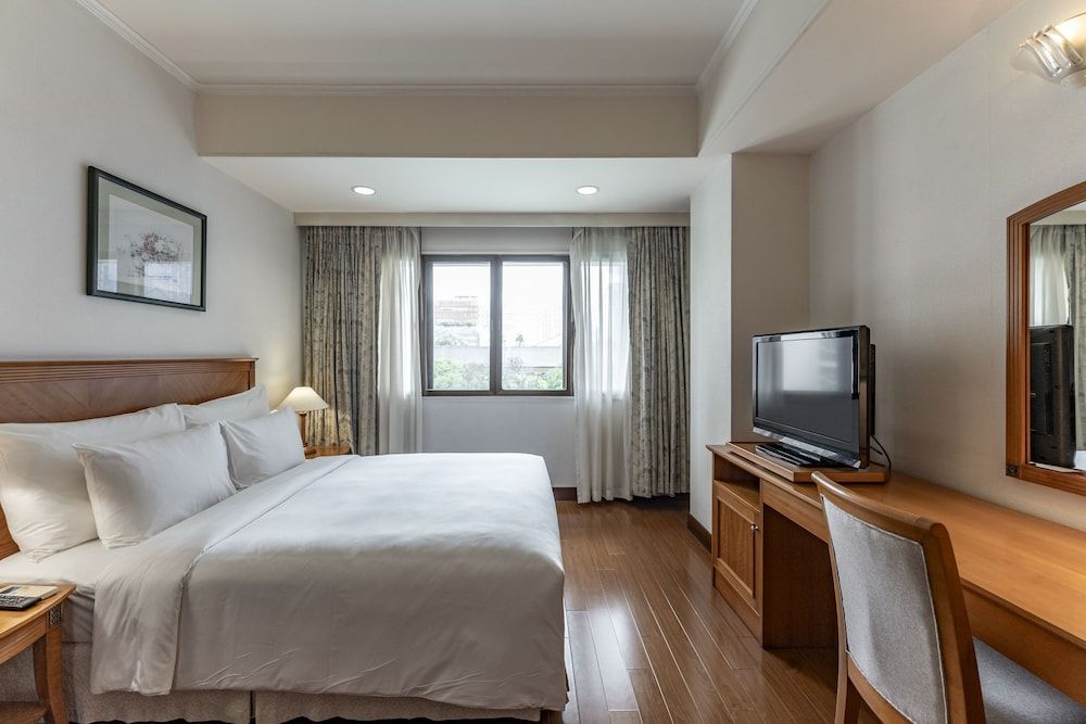 Garden View Court Suites Ho Chi Minh City Superior Suite, 1 Bedroom, Kitchen, City View 12