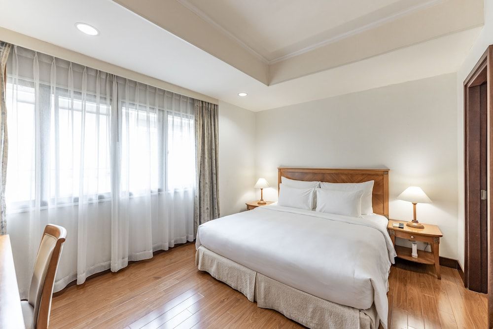 Garden View Court Suites Ho Chi Minh City Superior Suite, 1 Bedroom, Kitchen, City View 2
