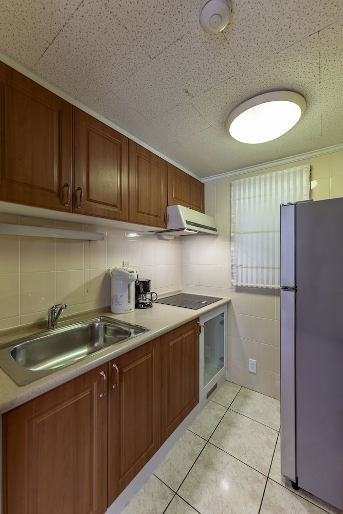 Garden View Court Suites Ho Chi Minh City Superior Suite, 1 Bedroom, Kitchen, City View 4