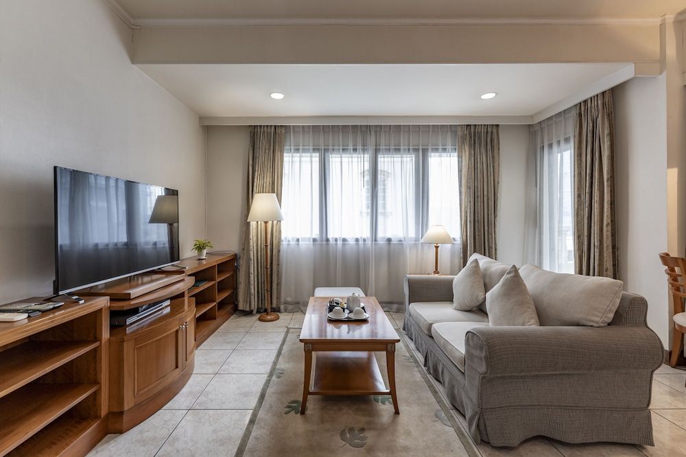 Garden View Court Suites Ho Chi Minh City Superior Suite, 1 Bedroom, Kitchen, City View 8