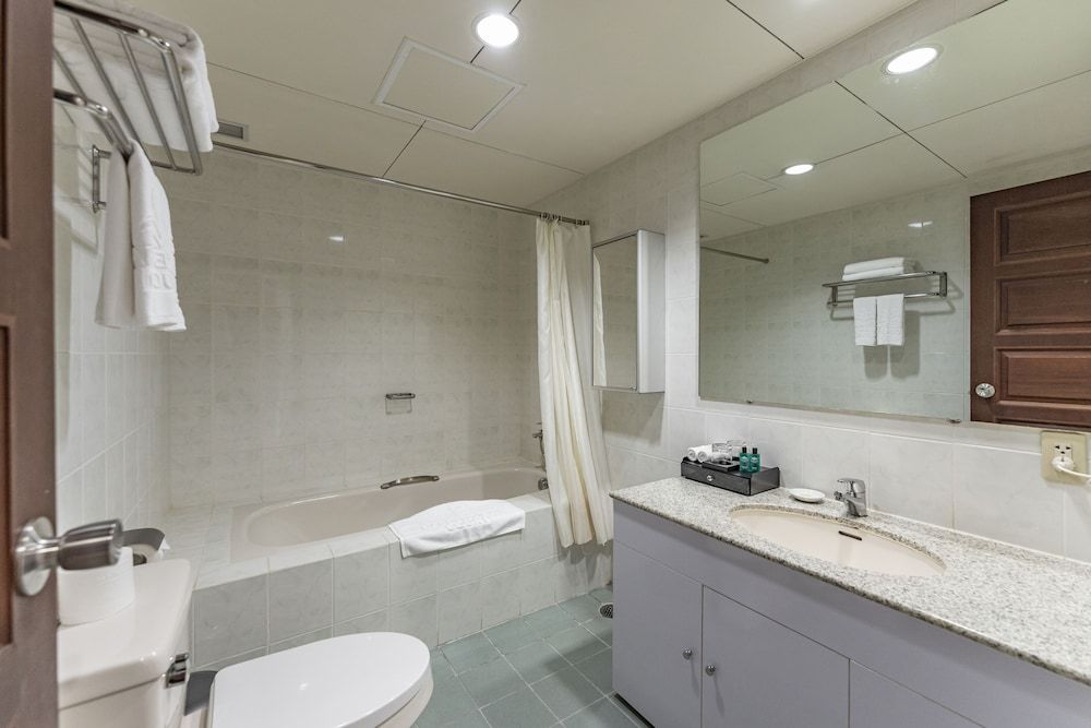 Garden View Court Suites Ho Chi Minh City Superior Suite, 1 Bedroom, Kitchen, City View 10