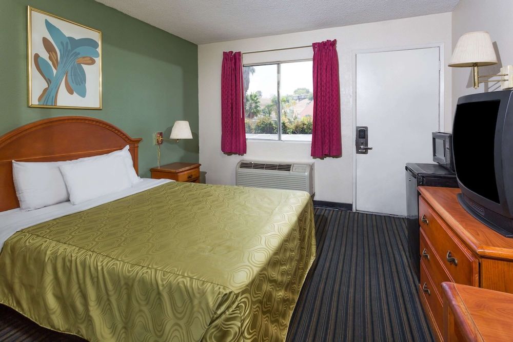 Standard Room, 1 Queen Bed