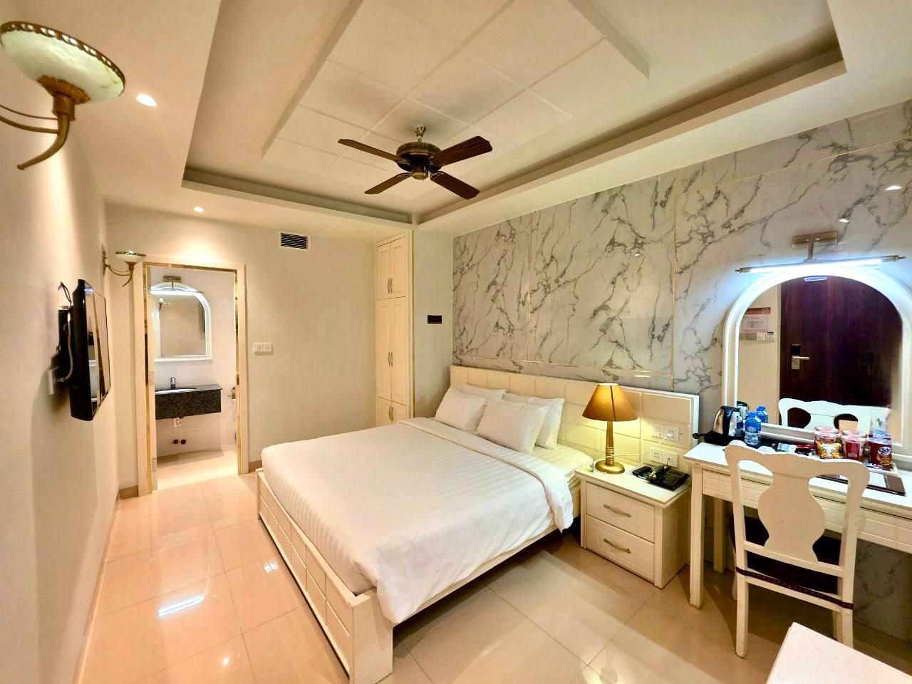 undefined Tulip Hotel 3 8