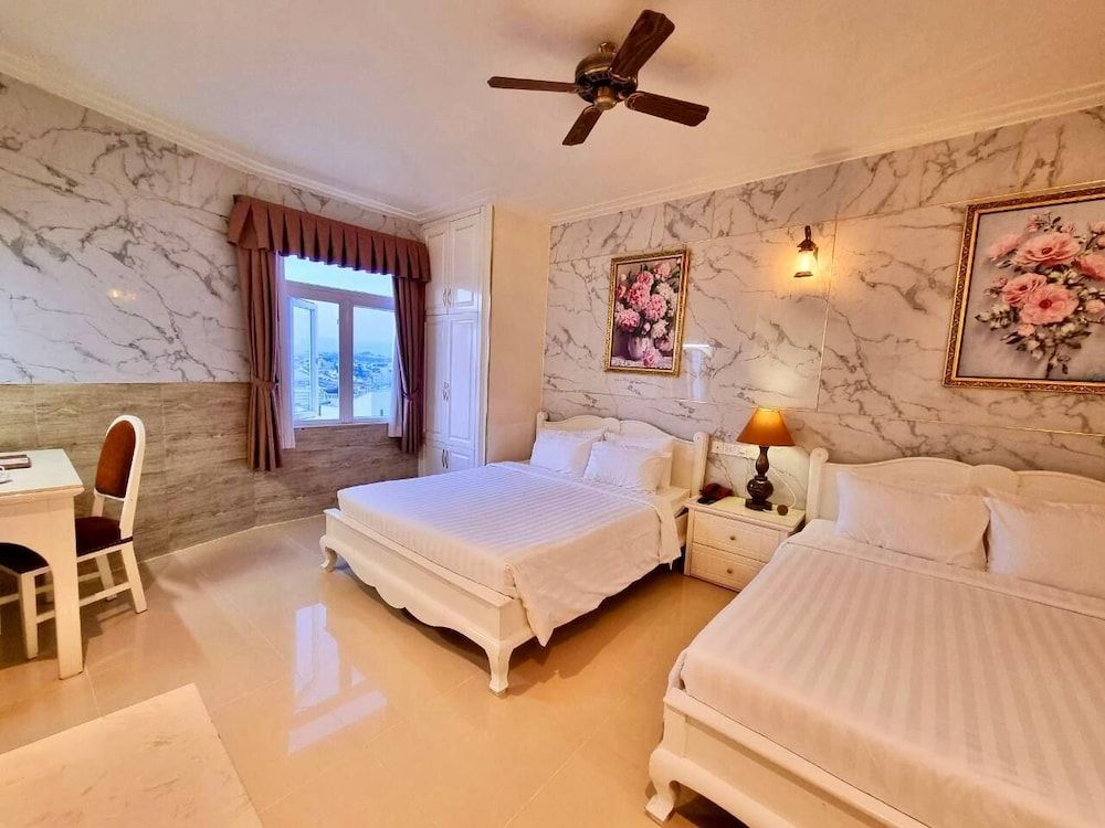 undefined Tulip Hotel 3 6