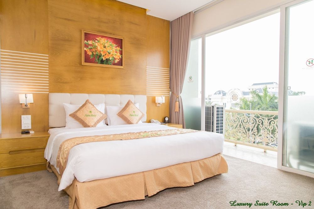 Luxury Suite, 1 Queen Bed, Hot Tub, City View