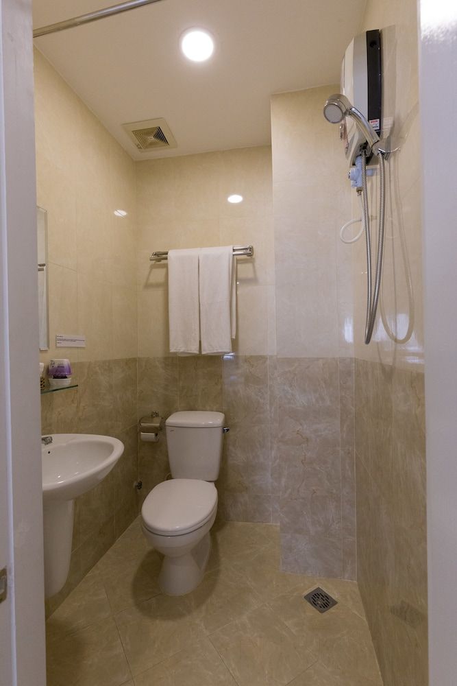 OYO 1144 Giang Son 3 Hotel Deluxe Triple Room 4