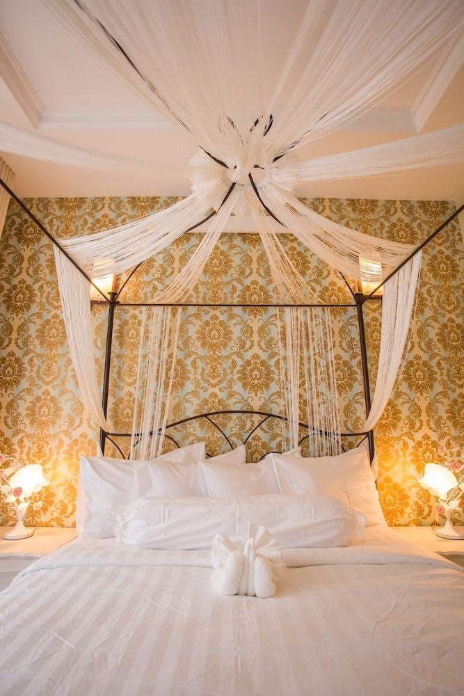 MH Villa Queen Room with Balcony 5