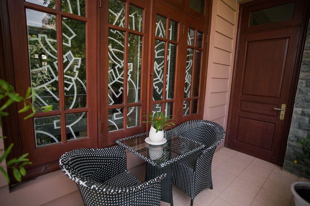 MH Villa King Room with Balcony 6