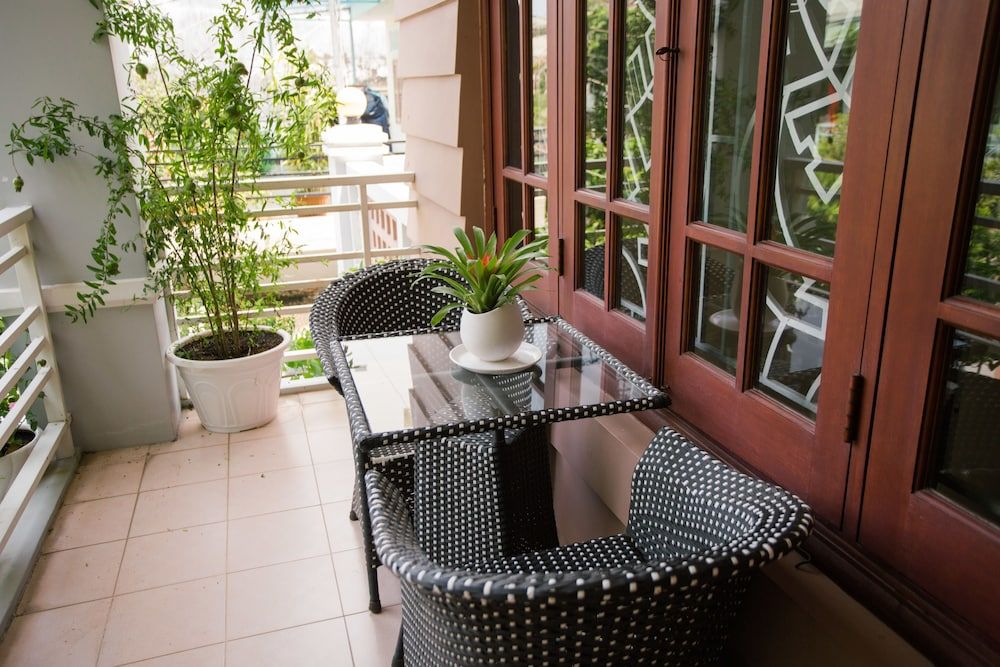 MH Villa King Room with Balcony 7