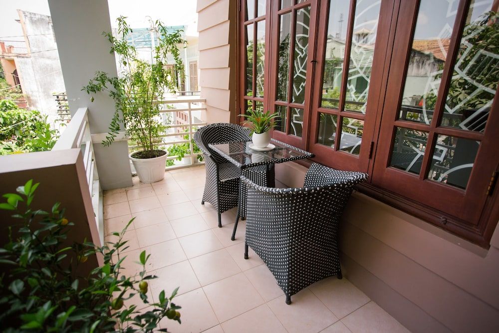 MH Villa King Room with Balcony 8