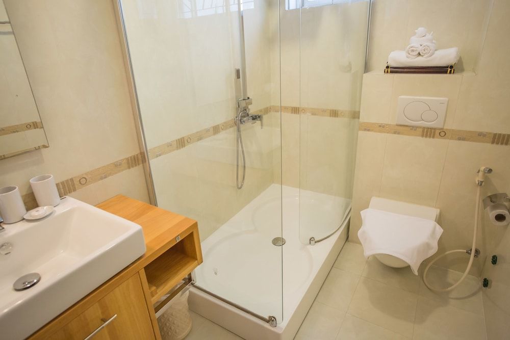 MH Villa King Room with Garden View 6