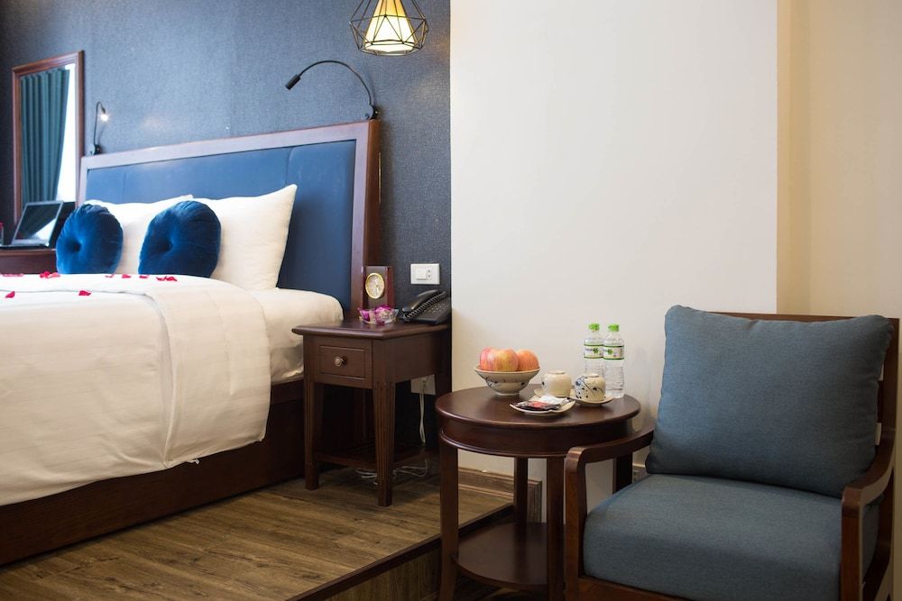 undefined Holiday Emerald Hotel 9