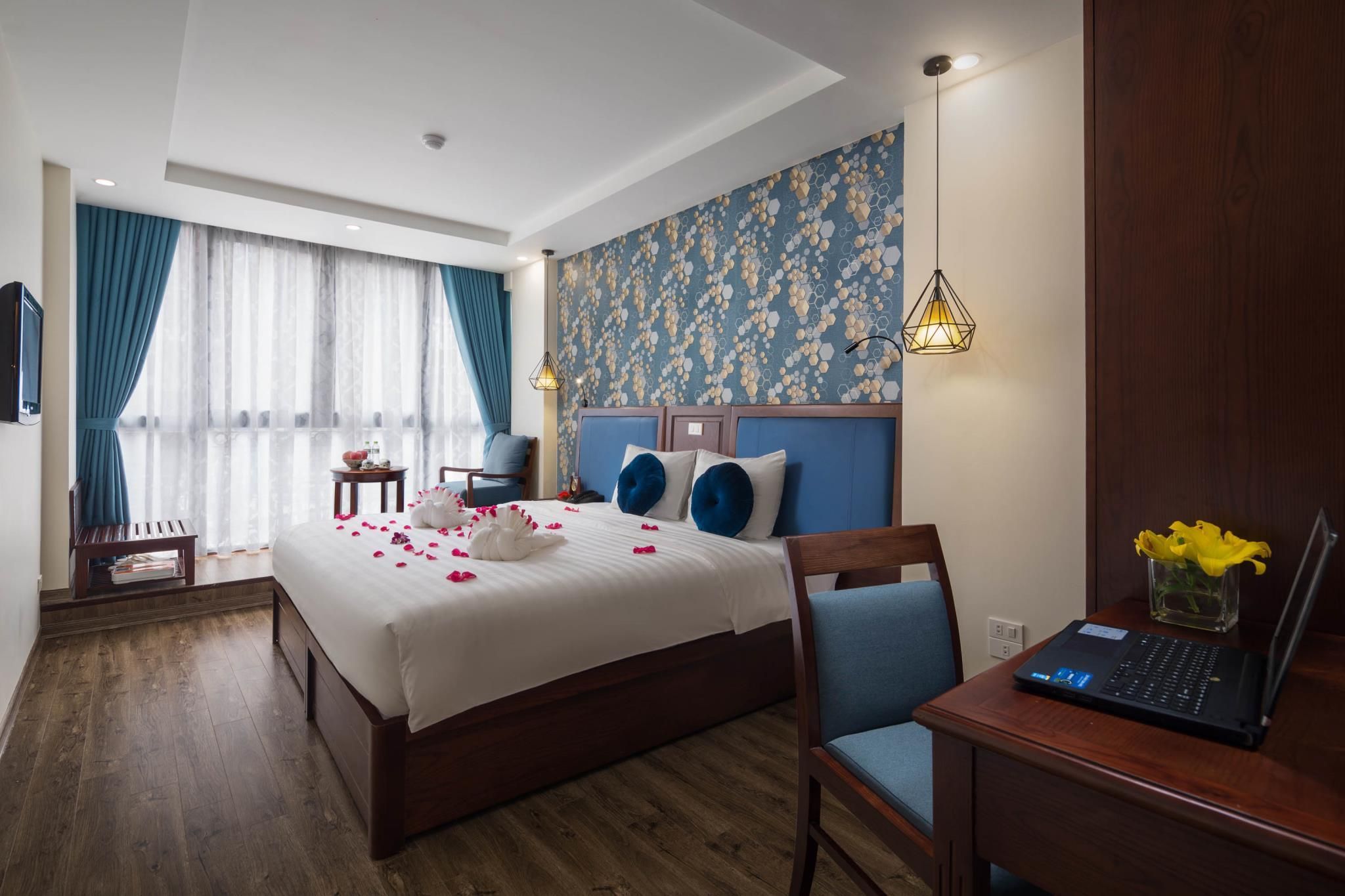 undefined Holiday Emerald Hotel 4