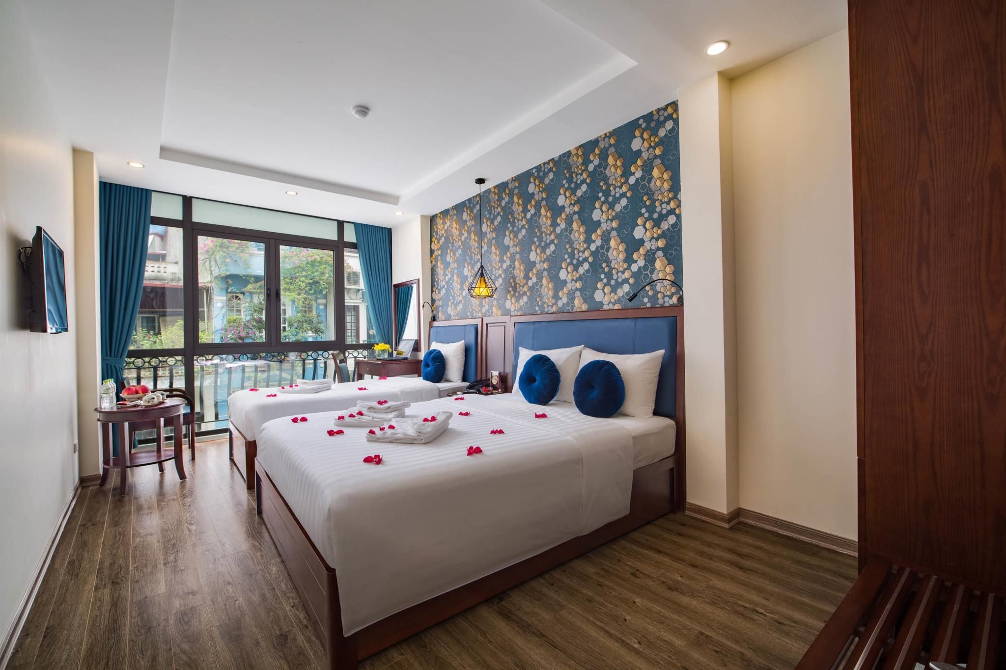 undefined Holiday Emerald Hotel 6