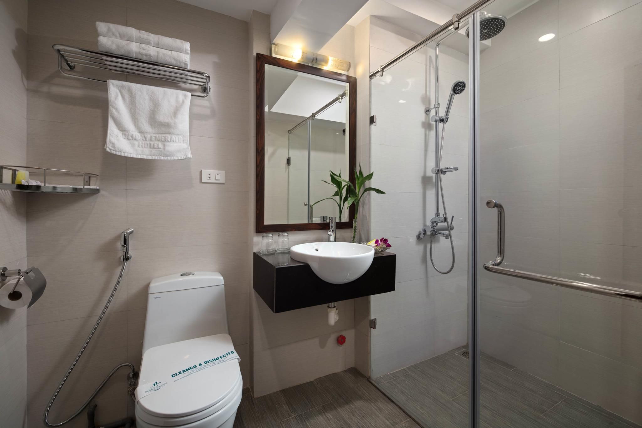 undefined Holiday Emerald Hotel 5