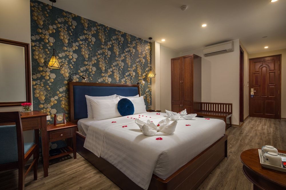 undefined Holiday Emerald Hotel 9
