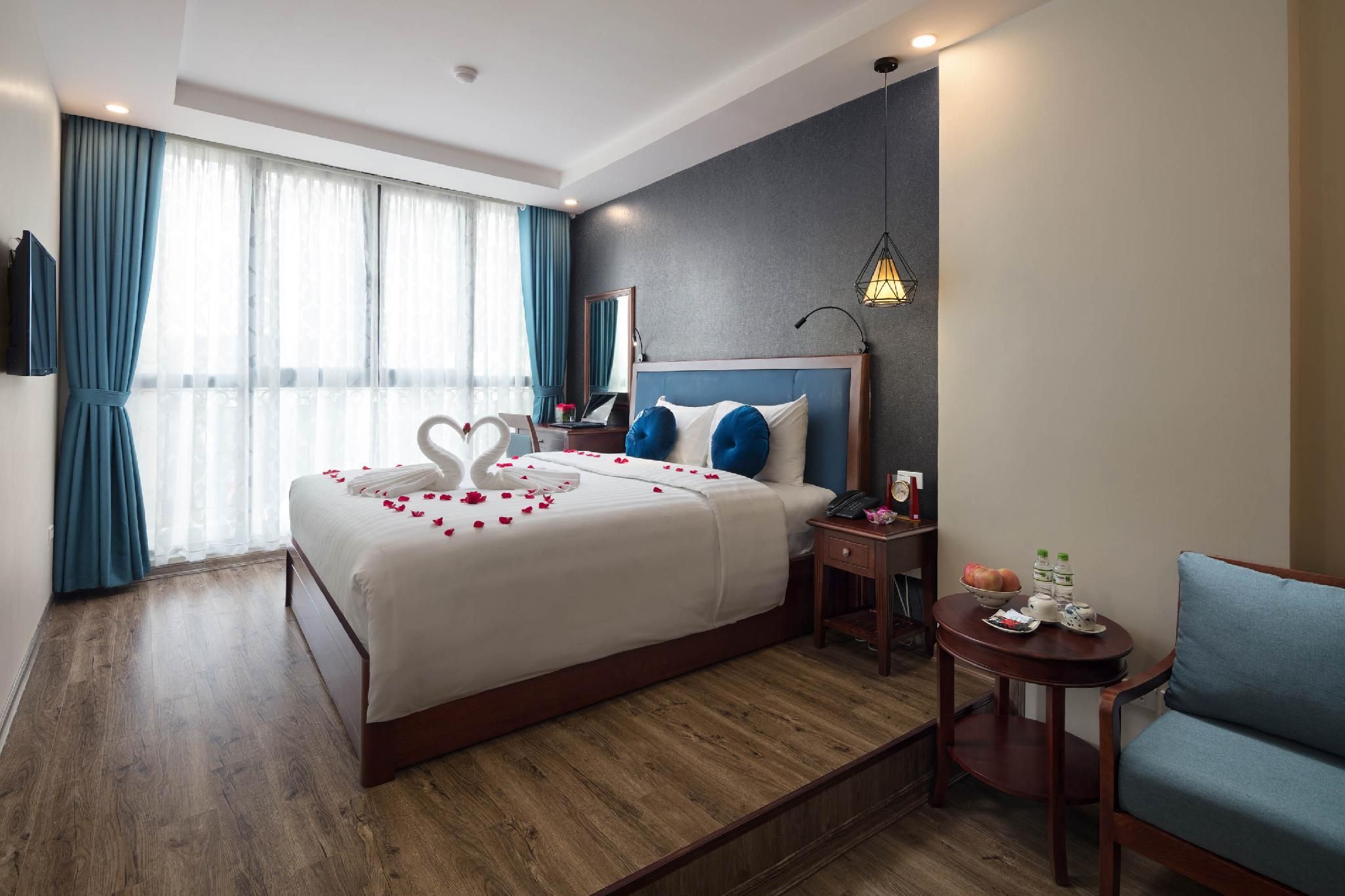 undefined Holiday Emerald Hotel 3