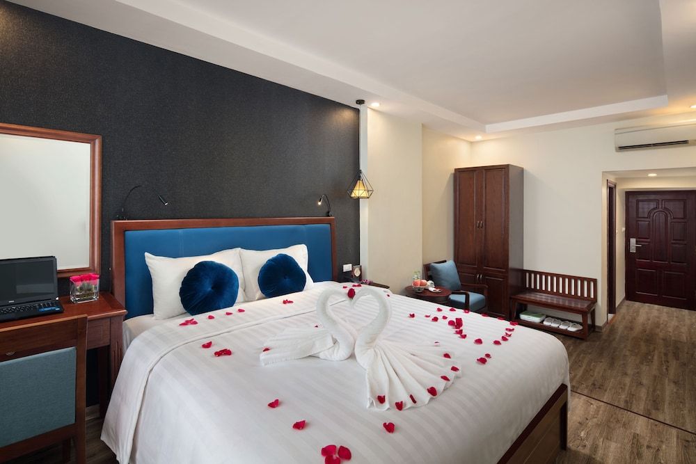 undefined Holiday Emerald Hotel 8