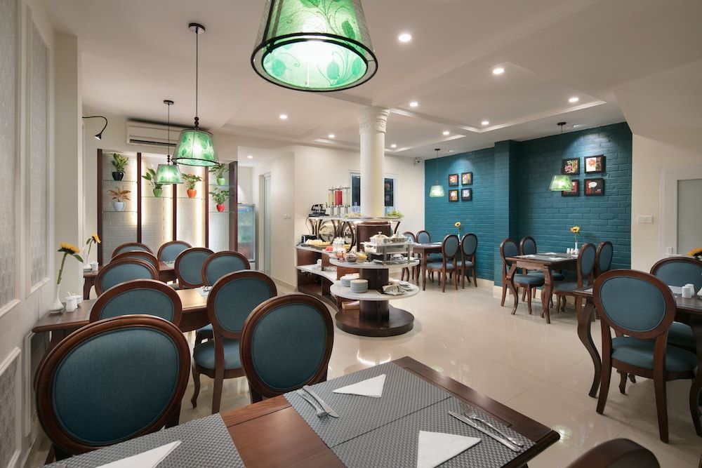 undefined Holiday Emerald Hotel 5