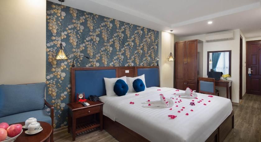 undefined Holiday Emerald Hotel 4