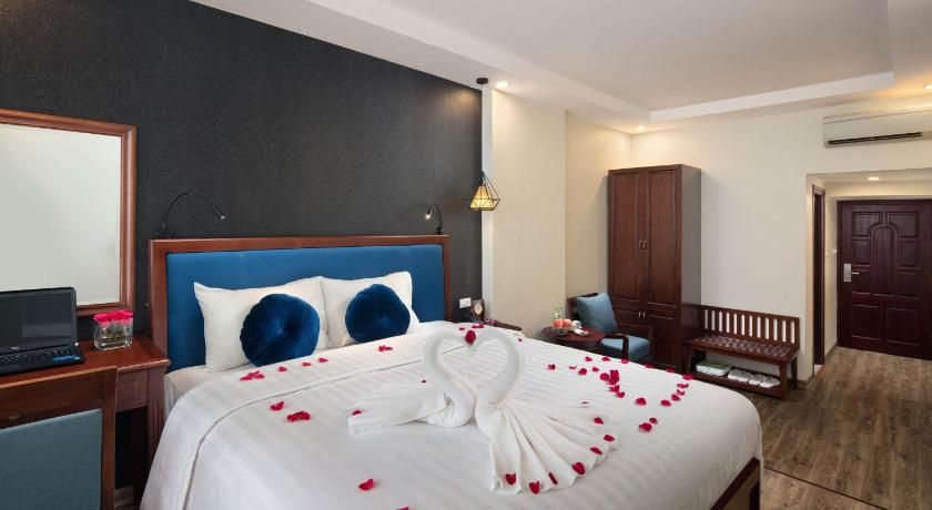 undefined Holiday Emerald Hotel 6