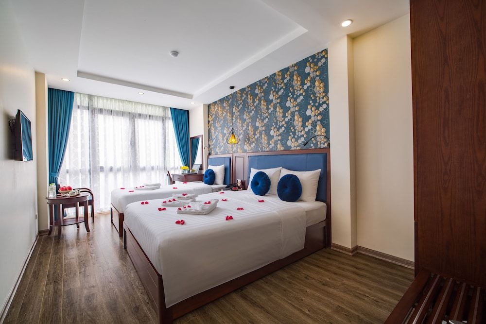 undefined Holiday Emerald Hotel