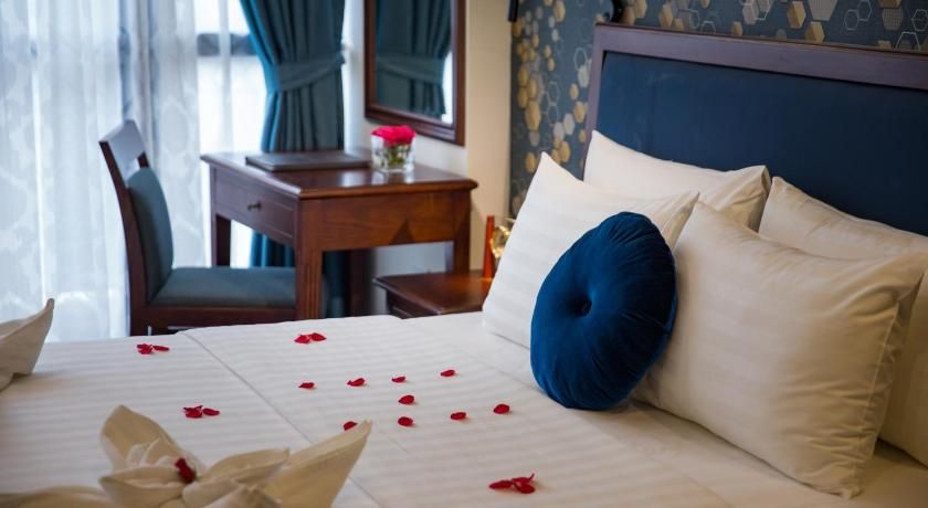 undefined Holiday Emerald Hotel 8