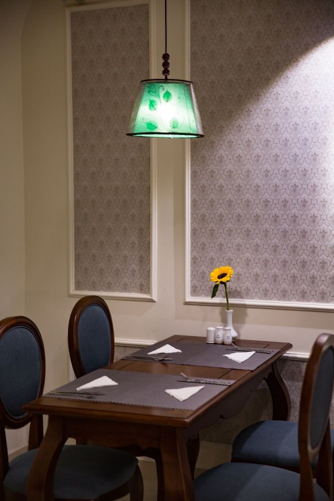 undefined Holiday Emerald Hotel 4