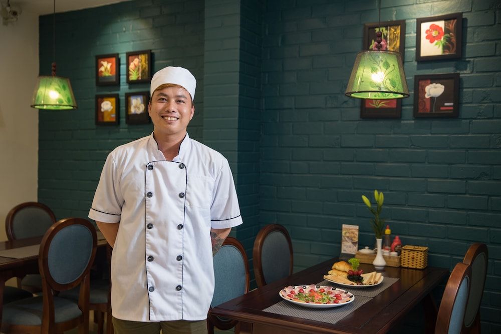 undefined Holiday Emerald Hotel 6