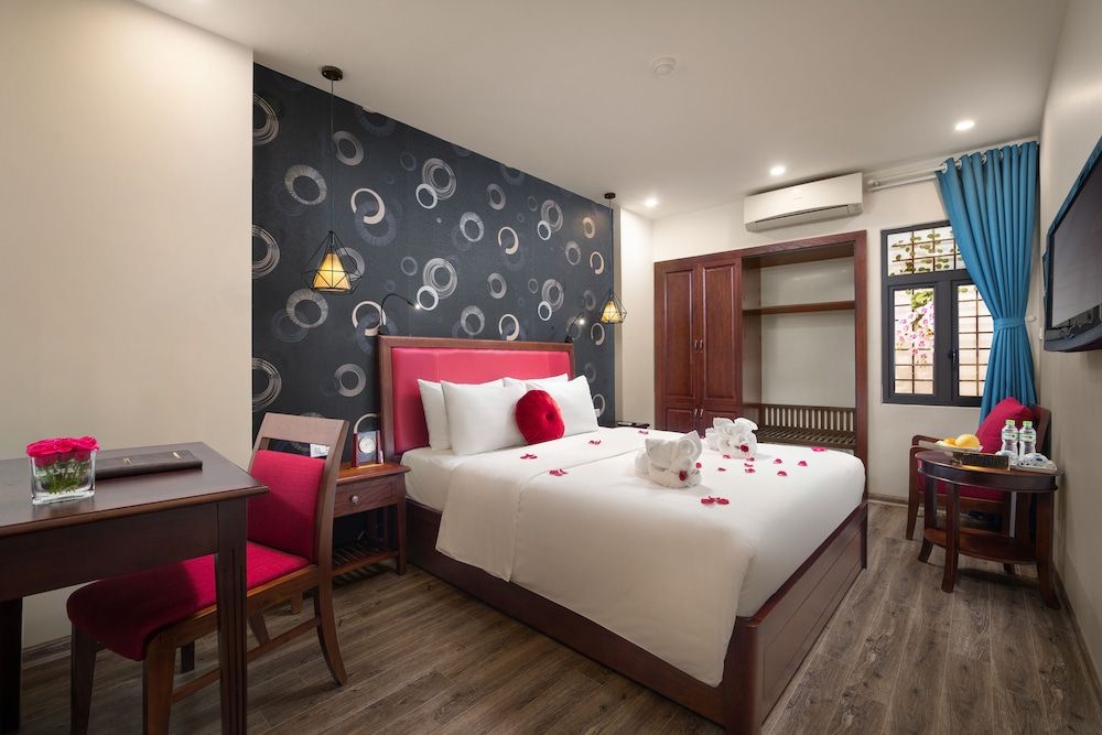 undefined Holiday Emerald Hotel 8