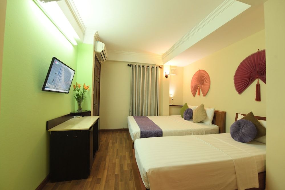 undefined Holiday Lakeview Hotel