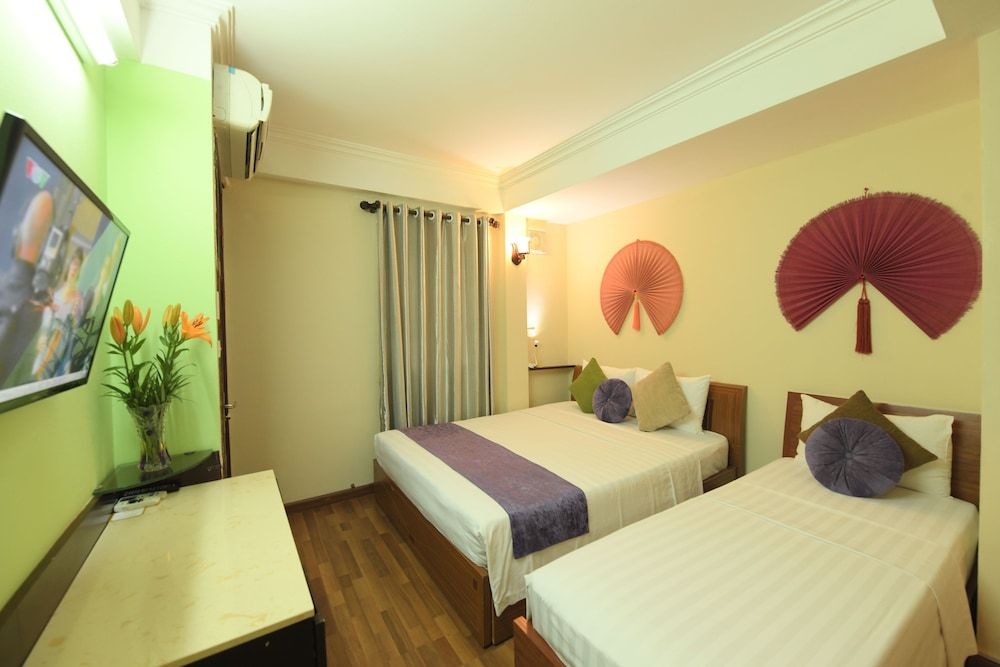 undefined Holiday Lakeview Hotel 5