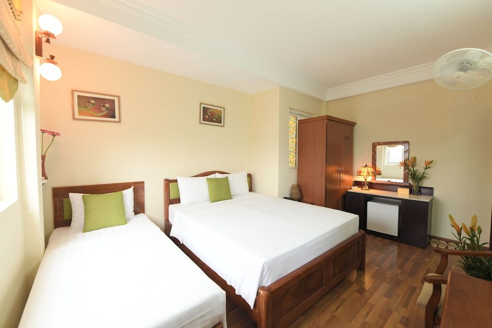 undefined Holiday Lakeview Hotel 7