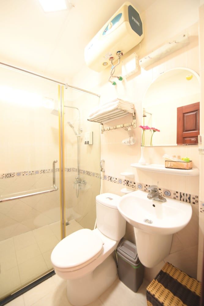 undefined Holiday Lakeview Hotel 8