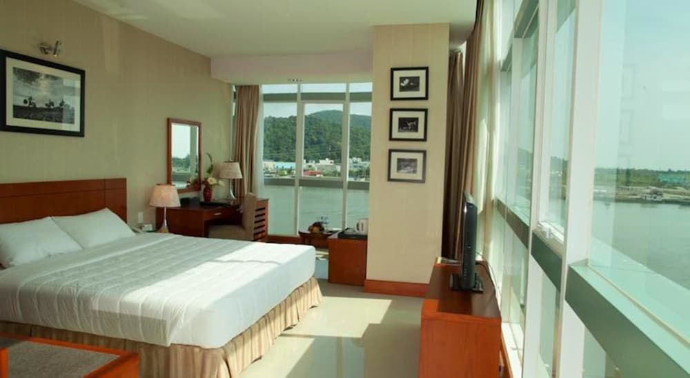 Junior Suite, 1 King Bed, River View