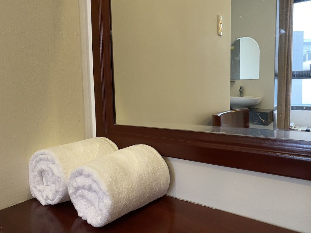 Mi Linh Hotel Standard Double Room 8