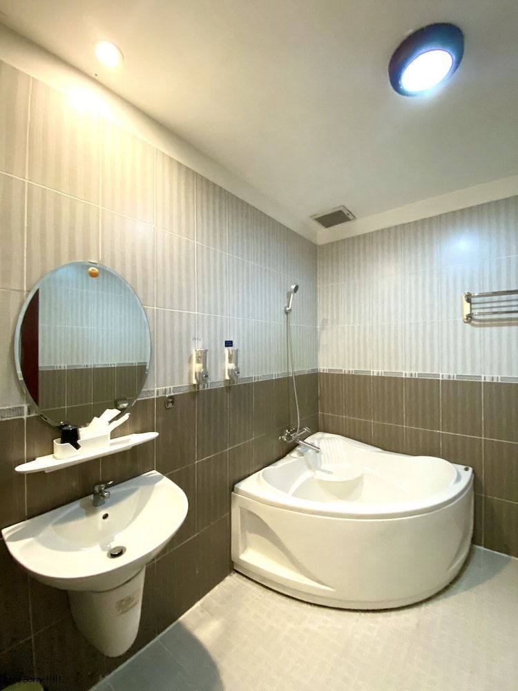 Mi Linh Hotel Room 12