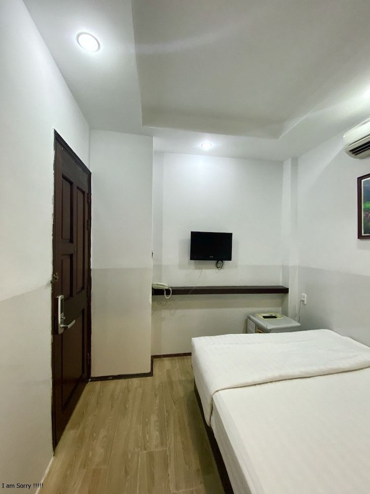 Mi Linh Hotel Standard Double Room 4