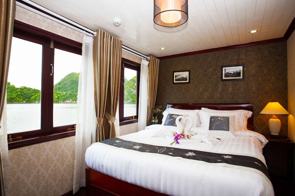 Halong Phoenix Cruiser Luxury Double or Twin Room 3